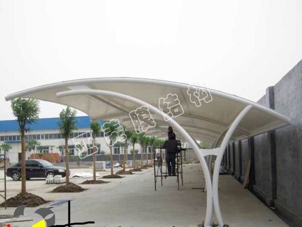 膜結(jié)構(gòu)車棚如何讓停車場容量翻倍